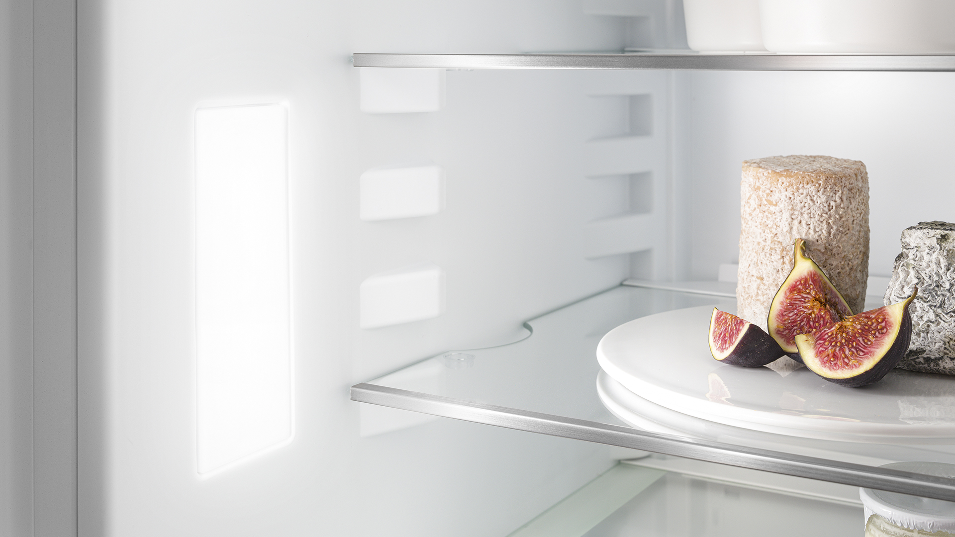 liebherr-CUDC25_C Convenient height adjustment lass shelves